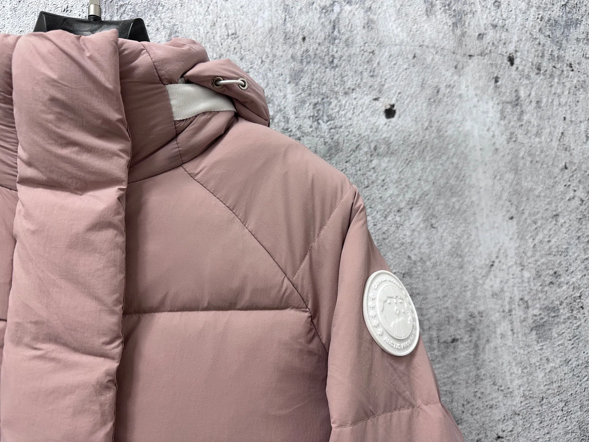 P740 【𝗖𝗔𝗡𝗔𝗗𝗔 𝗚𝗢𝗢𝗦𝗘】Capsule Series Macaron White Label Fabric: Made of soft EnduraLuxe fabric imported from DuPont, CORDURA, USA, which enhances the durability of easy-to-wear parts, is lightweight and durable; the liner is made of 400T anti-velvet gallbladder, which is comfortable, soft and non-velvet. : Equipped with a detachable hood, which can be adjusted in two directions, and is also filled with down, which brings greater softness and wrapping around the head and neck, and is full of warmth. This parka features white trim on the back and sides, and the hardware locks are all original and custom-made to match the muted fabric color. Goose label: The official website’s new series of silicone material labels, non-embroidery labels. Length: Fit hip-length. Size: XS-L